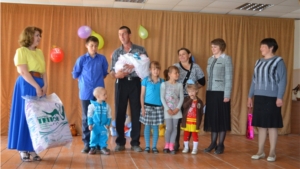 В деревне Эльбарусово Мариинско-Посадского района чествовали многодетную семью Кожуховых, которые воспитывают 8 детей
