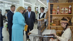 Экспозицию народных художественных промыслов, ремесел и сувенирной продукции Чувашской Республики посетила Елена Драпеко