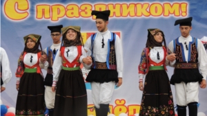 В Красночетайском районе выступил фольклорный танцевальный ансамбль «Про Локо Самугео» из Италии