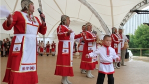 Выступление фольклорного ансамблья «Акташ» Цивильского района на празднике «Акатуй» в Москве
