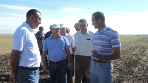 М.В.Игнатьев в Яльчикском районе знакомится с ходом уборки урожая (СХПК "Комбайн")