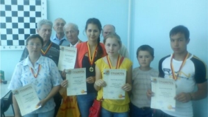 Соревнования по шахматам среди мужчин и женщин