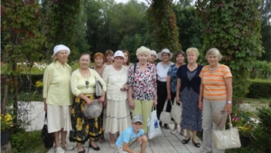 Люди старшего поколения побывали с занимательной экскурсией в Чебоксарском ботаническом саду