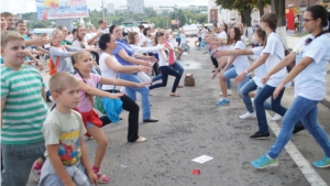 В День города Чебоксары жители Калининского района стали активными участниками традиционной «Утренней зарядки со звездой»