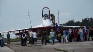 Чебоксарские школьники встретились с красой и гордостью военной авиации — легендарной группой «Стрижи»