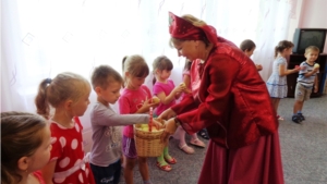 В детском саду «Рябинка» города Мариинский Посад отметили праздник, посвященный Яблочному Спасу