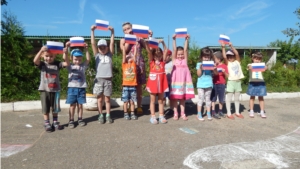 Юные художники детского сада "Аленушка" города Мариинский Посад рисуют триколор на асфальте
