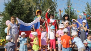 Детская игровая программа «Здравствуй осень, до свидания лето» прошла в детском парке Мариинского Посада