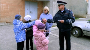 В рамках акции по профилактике детского дорожно-транспортного травматизма «Дети на дороге» прошёл флешмоб «Выделись из толпы»