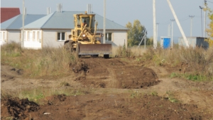 Ведется работа по планировке поверхности грунтовой дороги