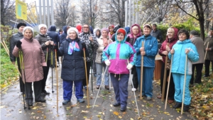 Международный день пожилых людей в Новочебоксарске начался со скандинавской ходьбы