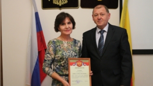 Вручение дипломов "Лучший муниципальный служащий Урмарского района"