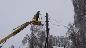 Владимир Кузьмин поблагодарил энергетиков за работу по восстановлению энергоснабжения