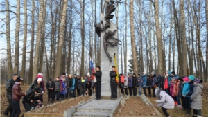 В деревне Эльбарусово Мариинско-Посадского района состоялся траурный митинг, посвященный памяти учителей и учащихся, погибших при пожаре школы