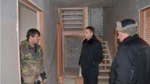 Глава администрации Мариинско-Посадского района Владимир Григорьев ознакомился с ходом строительства жилых домов для многодетных семей
