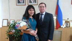 Сегодня глава Ядринской районной администрации Владимир Кузьмин встретился с победительницей VIII национального конкурса «Чăваш пики-2014» Людмилой Муравьевой
