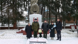 В Ядринском районе состоялось торжественное возложение венков к памятнику неизвестному солдату