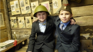 В День неизвестного солдата глава Ядринской районной администрации Владимир Кузьмин  детской библиотеке подарил каску