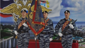 Церемония крепления полотнища Знамени Министерства внутренних дел по Чувашской Республике к древку