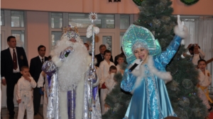 Артисты театра кукол открыли Новогодний турнир на приз Деда Мороза представлением у елки