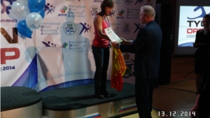 Спортсменка - Козловчанка   получила  награду из рук адмирала Тихоокеанского флота