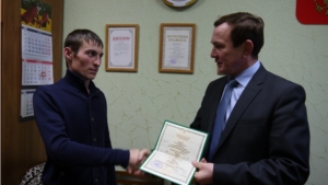 Глава Ядринской районной администрации Владимир Кузьмин поздравил Димитрия Изоркина с новорожденным