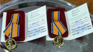 В Ядринской районной администрации состоялось торжественное вручение памятных медалей МЧС России «Маршал Василий Чуйков»