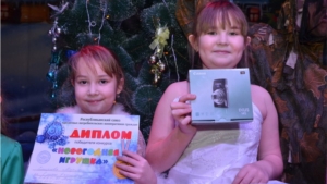 Главный приз конкурса «Новогодняя игрушка» выиграли сестры Мария и Дарья Смирновы за композицию «Елочки-подружки»