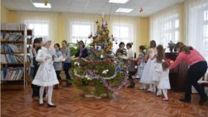 Глава администрации Мариинско-Посадского района Владимир Григорьев и Дед Мороз поздравили с Новым годом детей с ограниченными возможностями