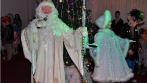 В новогоднем марафоне театра кукол наступила пора рождественских елок