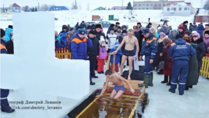 Крещенские купания: более 250 козловчан окунулись в прорубь в ночь с 18 на 19 января