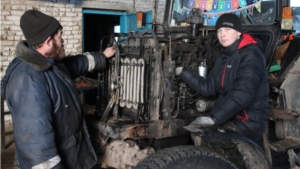 В агрофирме "Путь Ильича" Моргаушского района на весенне-полевые работы выйдут 10 молодых механизаторов