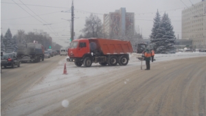 В Московском районе продолжается активная борьба с гололедом