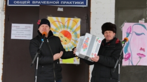 Виктор Егоров подарил заказную - именную гармонь "Тульская" художественному руководителю ансамбля "Илем" Персирланскому СДК Ивану Любимову