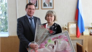 Глава Ядринской районной администрации Владимир Кузьмин поздравил с Днем Рождения заместителя министра здравоохранения и социального развития Чувашской Республики Галину Германову