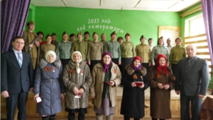 Глава Ядринской районной администрации В. Кузьмин труженикам тыла Кильдишевского сельского поселения вручил юбилейные медали «70 лет Победы в Великой Отечественной войне 1941-1945 гг.»