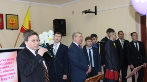 Мужчины Ядринской районной администрации тепло поздравили коллег–женщин