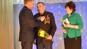 Глава администрации Мариинско-Посадского района вручил юбилейные медали ветеранам войны