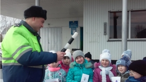 Воспитанники МБДОУ «Шемуршинский детский сад «Ромашка» совместно с инспектором ГИБДД провели акцию «Зебра»
