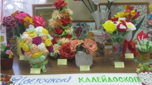 Творческая выставка в Ядринской центральной библиотеке «Цветочный калейдоскоп»