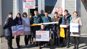 Молодогвардейцы Козловского района совместно Комиссией по делам несовершеннолетних и защите их прав администрации города провели акцию «Забей на сигарету»