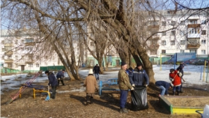 В Калининском районе столицы управляющие компании и горожане наводят порядок во дворах