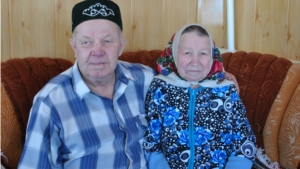 Семейная пара из села Трехбалтаево Шемуршинского района в день золотой свадьбы снова скрепила подписями свой союз