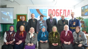 Глава администрации Порецкого района Евгений Лебедев вручил юбилейные медали ветеранам села Ряпино
