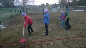 В рамках весеннего санитарно-экологического месячника на прилегающей территории клуба «Заволжский» был наведен порядок