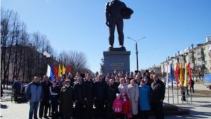 В День космонавтики у памятника Андрияну Николаеву прошел торжественный митинг