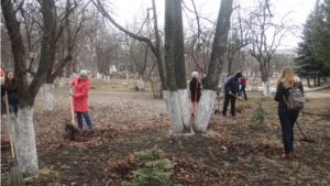 Первый субботник в городском парке культуры и отдыха