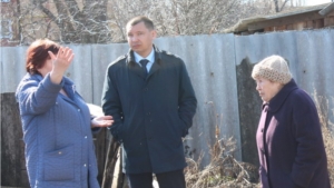 Глава администрации Цивильского района Александр Казаков на встрече с цивилянами о капитальном ремонте многоквартирного дома