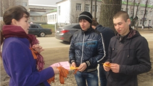 Коллектив Дома детского творчества вручал Георгиевские ленточки жителям города Ядрин