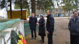 Глава администрации Мариинско-Посадского района ознакомился с ходом работ по реконструкции памятников